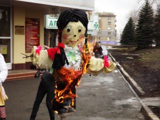 В Луганске сожгли чучело зимы и устроили ярмарочный бокс фото видео