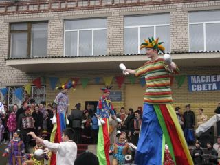 Вчера народный цирк «Родник» очаровал зрителей на праздновании Масленицы в Станице Луганской (фото, видео)