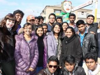 Индийские студенты станцевали на луганской Масленице видео