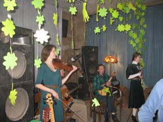 Вчера в Луганске отпраздновали день святого Патрика с зеленым пивом и ирландской музыкой (фото, видео)