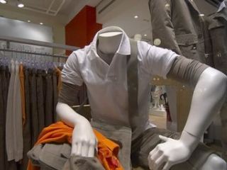 На Луганщине из магазина украли манекен с одеждой (видео)