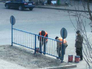 В центре Луганска отмывают дорожные знаки и ограждения (фото)