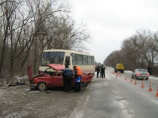 ДТП под Луганском легковушка столкнулась с автобусом Есть жертвы