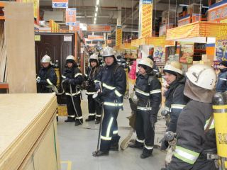 В Луганске загорелся гипермаркет Эпицентр