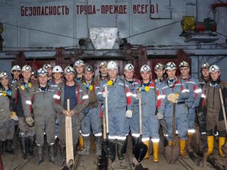 Краснодонские шахтеры провели субботник под землей (фото)