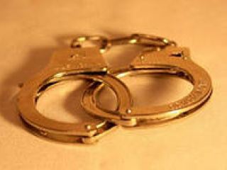 В Алчевске милиционер избил мужчину и приковал его наручниками к трубе