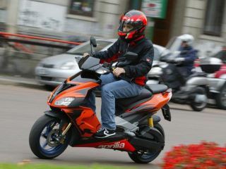 Скутеристы создают проблемы на дорогах