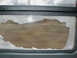 Вандалы побили стекла в луганских поездах