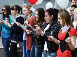 Луганские студенты «громко» поздравили свой вуз (фото)