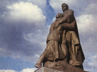Меловские власти сами затягивают с ремонтом мемориального комплекса «Украина - освободителям»
