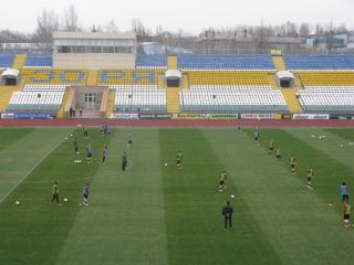 Во время открытой тренировки футболисты Зари пообщались с болельщиками фото видео