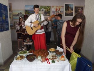 Луганские студенты предложили отведать борща и станцевать лезгинку фото видео