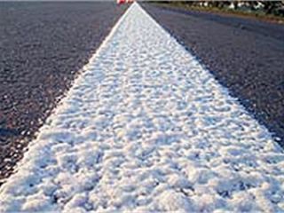 На дороги Луганска наносят новую разметку видео