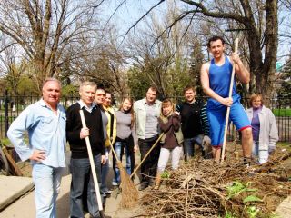 Искусство и труд рядом идут как луганские актеры на субботнике работали фото