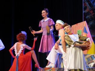 Мюзикл с парижским шиком показали в Луганске фото