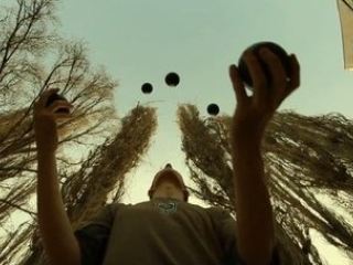 Смесь жонглирования и акробатики как отдыхает молодежь Луганска видео