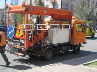 Дорожная служба Луганска наносит разметку на улице Советской фото