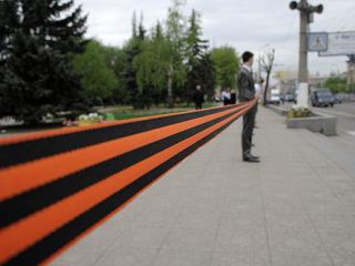 В Луганске третий раз протянут километровую Георгиевскую ленту