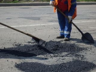 В Луганске занялись ремонтом дорог (видео)