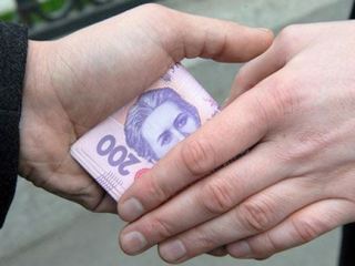 Директор школы попался на взятке в Луганске