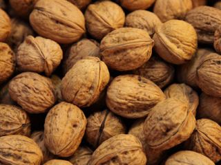 Через луганскую границу пытались провезти  тонну орехов