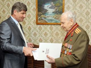 Мэр Луганска в канун  Мая посетил ветеранов фото