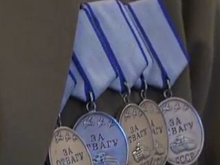 Ветеран награжденный пятью медалями За отвагу принимал поздравления видео