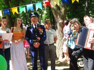 Народные гуляния танцы и кулеш В Луганске праздновали День Победы фото видео