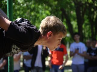 Соревнования по уличной гимнастике прошли в Луганске фото видео