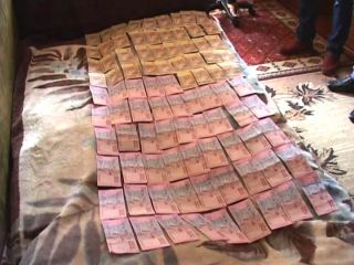 На Луганщине «погорели» на взятке юрист и госисполнитель (фото)