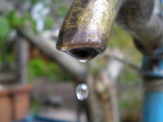 Шести городам Луганщины на сутки сократили подачу воды