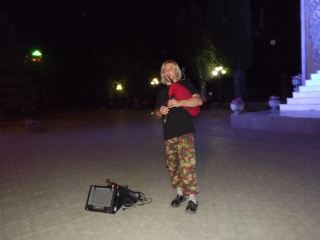 В самом центре Луганска состоялся концерт с волынкой (фото, видео)