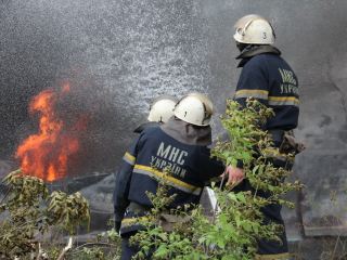В Луганске горел склад со строительной химией (фото, видео)