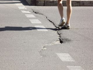 Дорога в центре Луганска: выбоины и ямы через месяц после ремонта (фото)