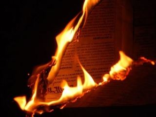 На Луганщине сын, поссорившись с матерью, поджег ее дом