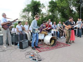 «Полу Маккартни будет приятно». Луганчане приготовили музыканту подарок (фото, видео) 