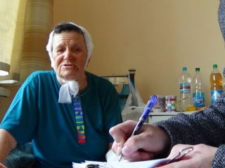 Женщина чуть не забила до смерти кочергой свою соседку (видео)