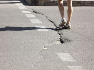 В Луганске плохие дороги, но по ним ходят прекрасные ноги (фото)