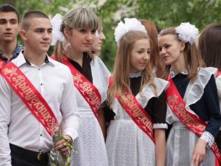 В школах Луганска зазвучали Последние звонки (фото)