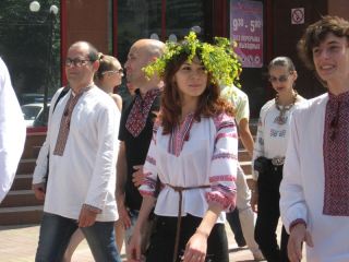 В Луганске провели марш в вышиванках (фото)