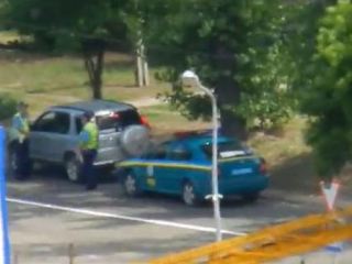 В Луганске журналисты «поймали» сотрудника ГАИ на взятке (видео)