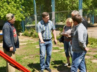Луганчане при поддержке Сергея Петракова обустроили детские площадки