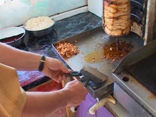 Мухи, грязь и испорченные продукты. Ветмилиция проверила киоски луганского фаст-фуда (фото)