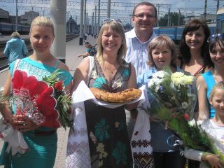 Чемпионов мира в Луганске встречали с цветами и караваем (фото)