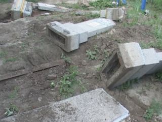 Кладбищенские вандалы в Луганской области разрушили 13 надгробий (фото)