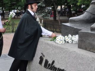 Пушкин в свой день рождения возложил цветы к памятнику Шевченко (фото)