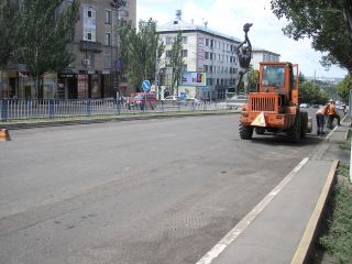 В центре Луганска появилась дорога без ям, но и без асфальта (фото)