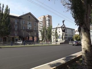В центре Луганска появился идеальный участок дороги. Надолго ли? (фото)