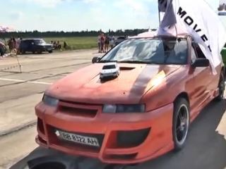 В Луганске устроили экстремальные гонки на взлетной полосе видео