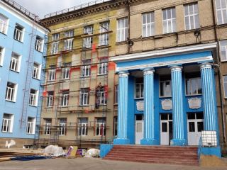 Теплые классы новые окна и яркие клумбы Что ждет луганских школьников в новом учебном году фото